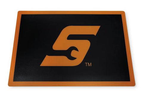 Tapete acolchado con logotipo “S” de 54 x 36" (naranja eléctrico)